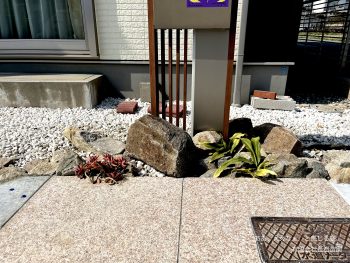 造園工（門柱足元）