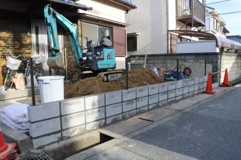 【加古川市】積みます、掘ります、立てまつりまする？【駐車場拡張工事③】