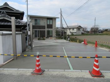 【稲美町】土間をコンクリートで仕上げ、植栽工事も行ないます。【外構工事⑦】