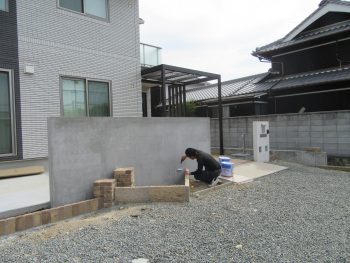 【加古郡稲美町】+Gの組立てや腰壁がどんどん進んでいます。【外構工事⑧】